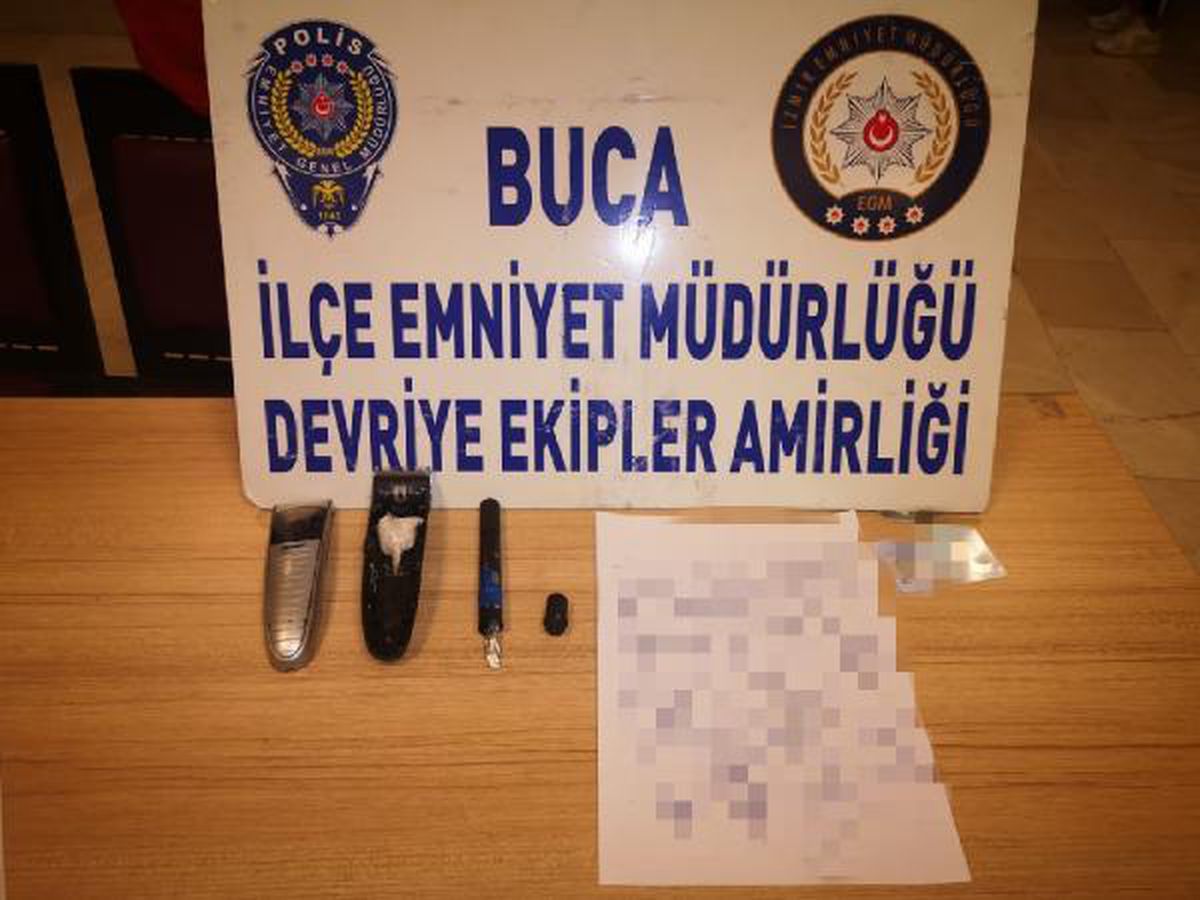 Polisin şüphelendiği kişinin üzerindeki tıraş makinesi ve kalemden uyuşturucu çıktı