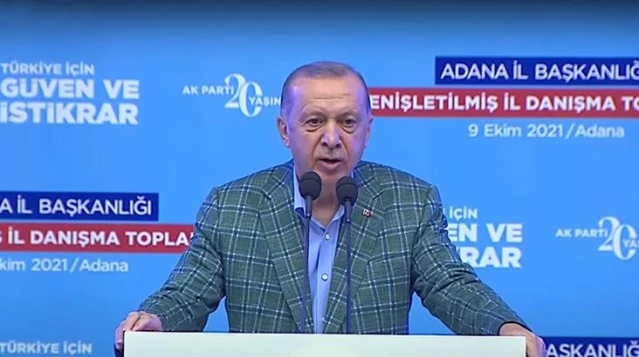Cumhurbaşkanı Erdoğan'a Adana'da pankart sürprizi: Gençliği Adana'nın sıcağı değil, senin aşkın yakar