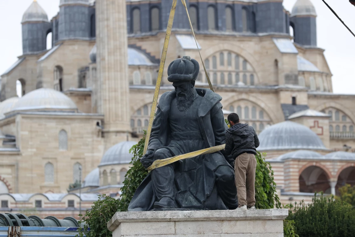 Son dakika haber | Selimiye Camisi Meydanı düzenlenme çalışmaları kapsamında Mimar Sinan ve Fatih heykelleri kaldırıldı