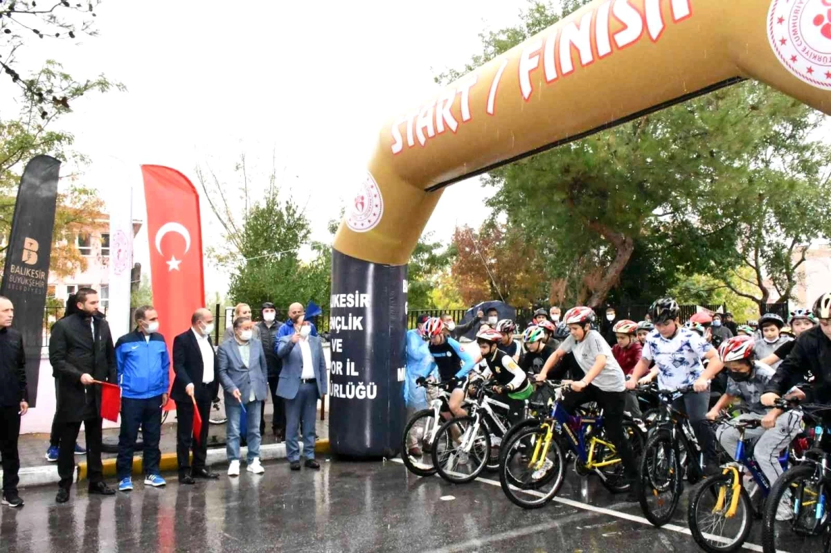 Yüzlerce genç ödüllü bisiklet yarışına katıldı
