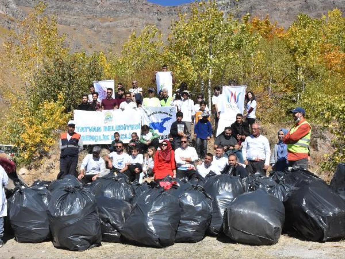 70 volunteers collected 3 tons of garbage around Nemrut Crater Lake and enjoyed the autumn scenery