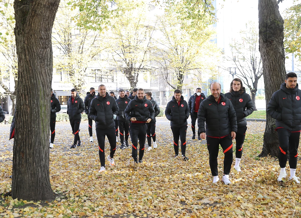 A Milli Futbol Takımı, Letonya maçı öncesinde Riga\'da yürüyüş yaptı