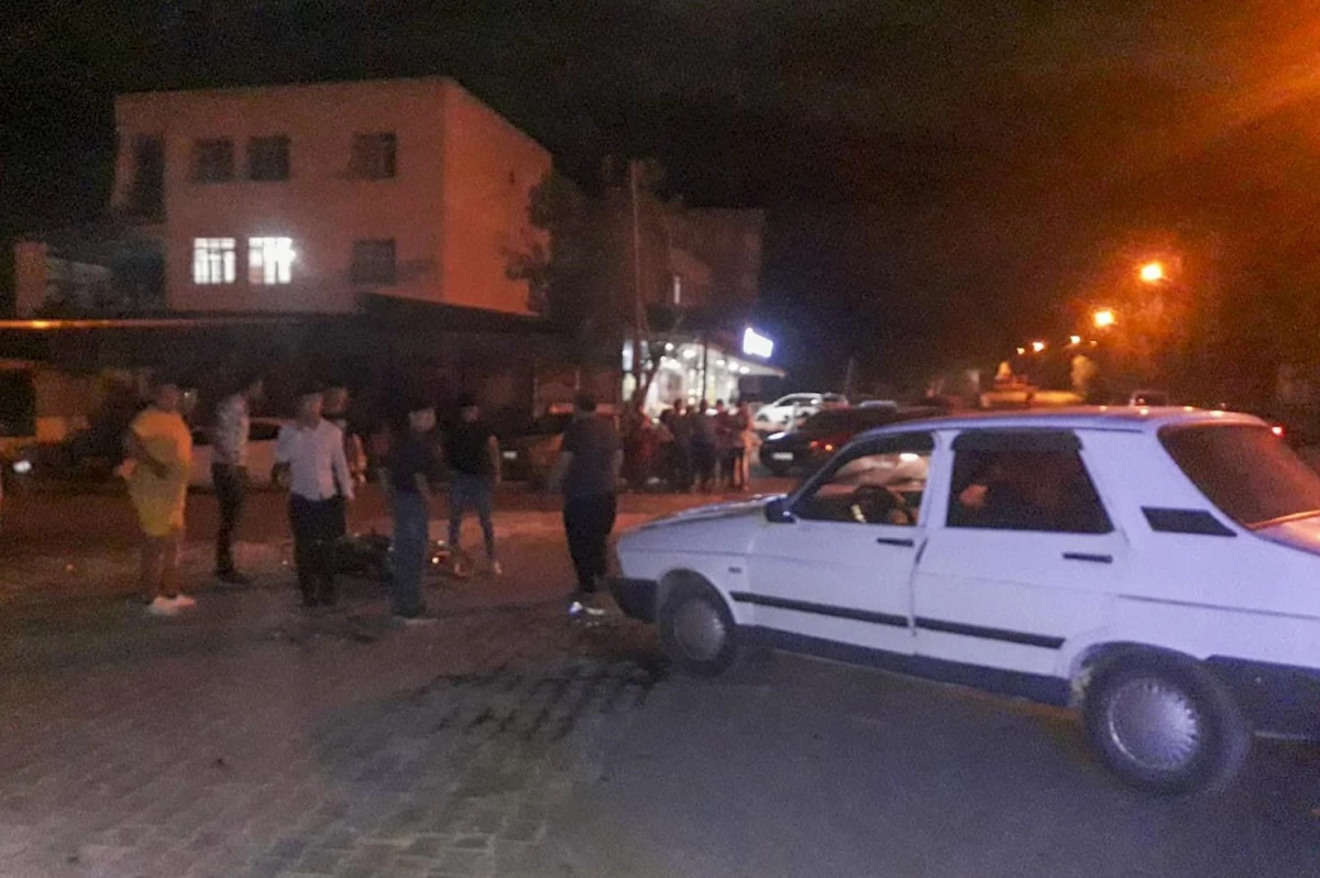 Adana\'da otomobil ile çarpışan motosikletteki 2 kişi yaralandı