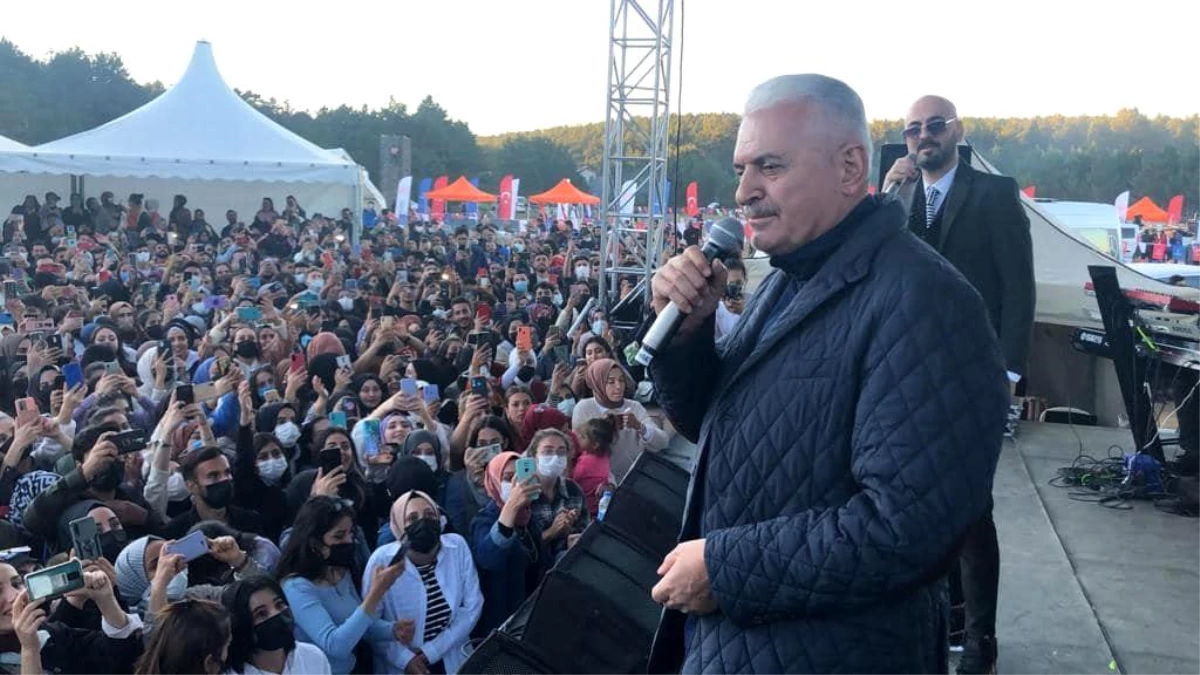 Son dakika: AK Parti Genel Başkanvekili Yıldırım, festivalde öğrencilerle Aşık Veysel\'in türküsünü söyledi