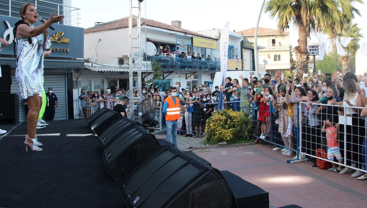 Demet Akalın\'dan yangın bölgesinde konser