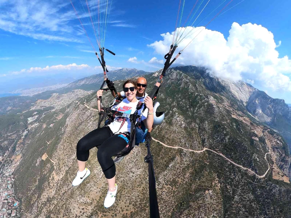 İlklerin kadını Yasemin Adar yamaç paraşütüyle atladı