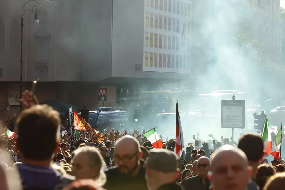 İtalya\'da "Yeşil Geçiş" sertifikasına yönelik protestolar olaylı geçti