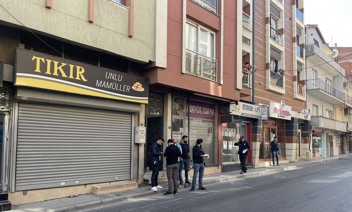 Son dakika haber! İzmir\'de evde bıçaklanmış bulunan iki genç hayatını kaybetti