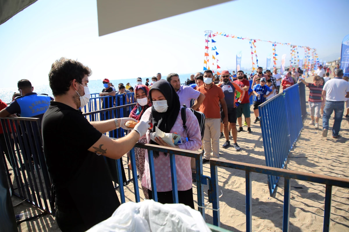 Mersin Karaduvar Balık Festivali\'nde 20 bin balık ekmek dağıtıldı