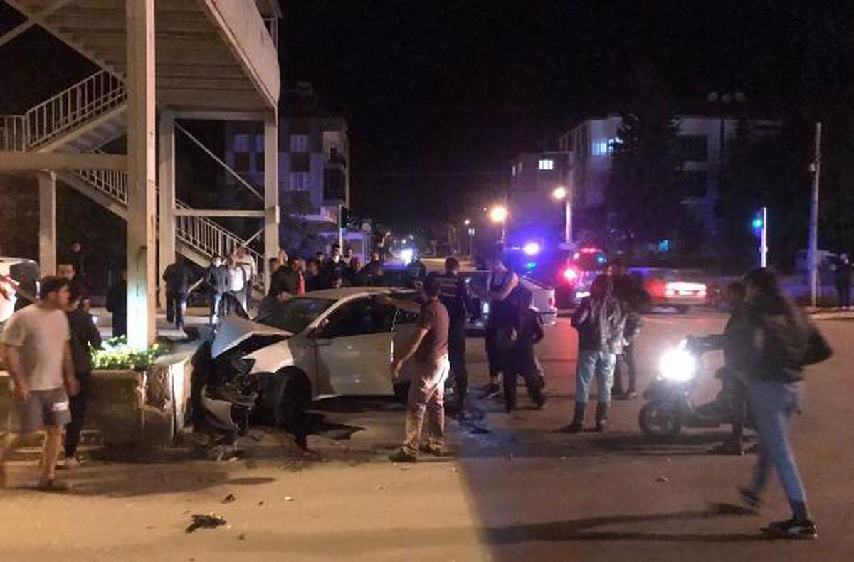 Dehşete düşüren kaza! Refüje çarpan otomobildeki 1\'i bebek, 2 kişi hayatını kaybetti