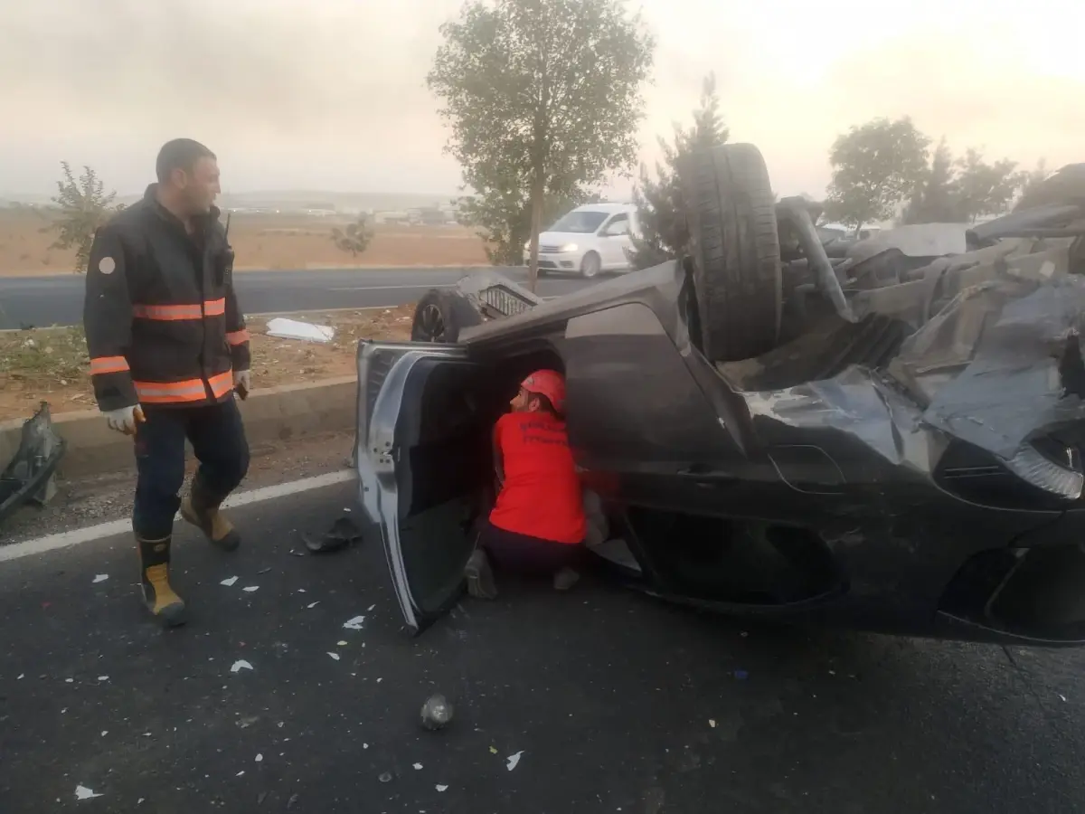 Şanlıurfa\'da çarpışan iki otomobildeki 4 kişi yaralandı