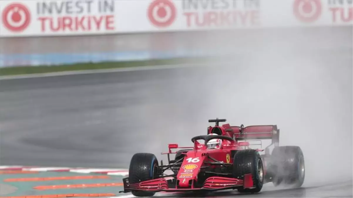 Son Dakika: İstanbul Park\'ta kırmızı ışıklar söndü! Formula 1 Türkiye Grand Prix\'sinde ilk virajda spin