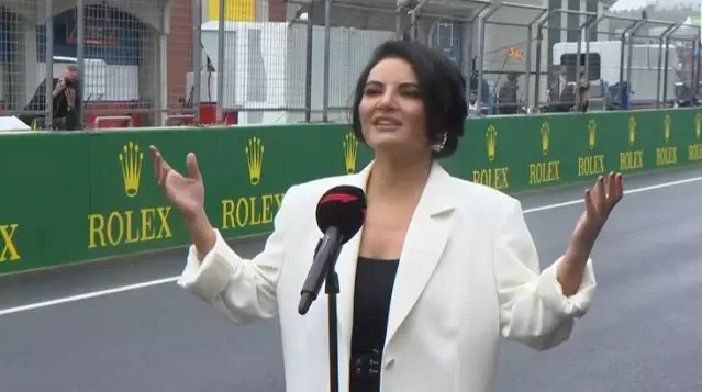 Yarış öncesi İstiklal Marşı'nı seslendiren Göksel, performansıyla alkış topladı! Mest etti