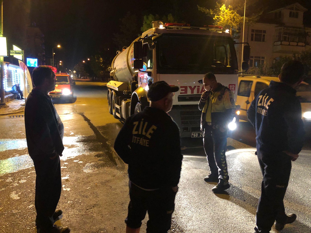 Tokat\'ta babasının motosikletiyle itfaiye aracına çarpan çocuk yaralandı