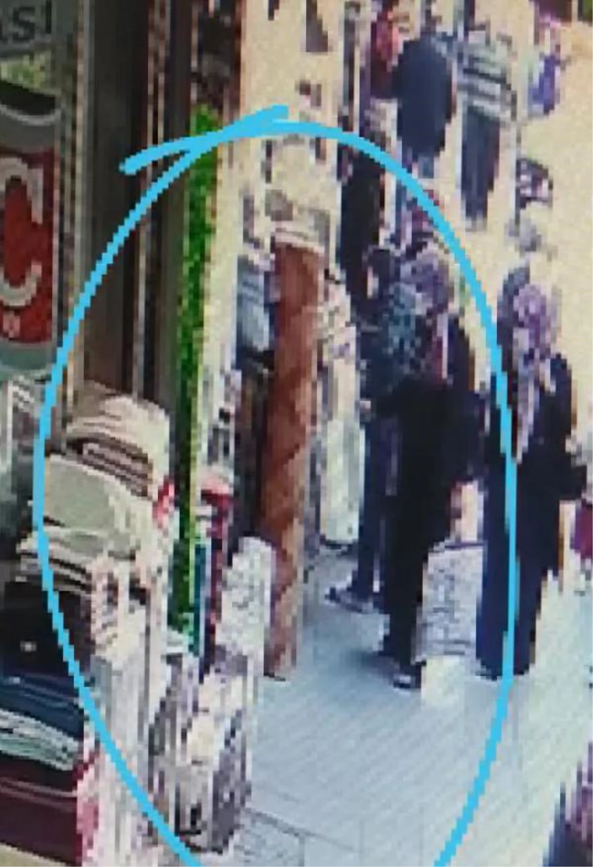 2 kadının battaniye hırsızlığı kamerada