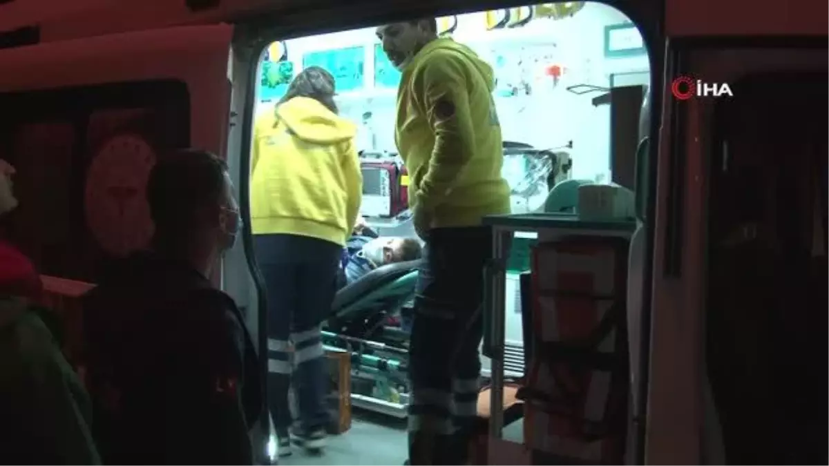 Bakırköy\'de kontrolden çıkan otomobil taklalar atarak duvara çarptı: 3 yaralı