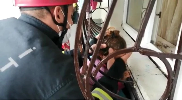 Son dakika haberi... Başı pencere demirine sıkışan çocuğu itfaiye kurtardı