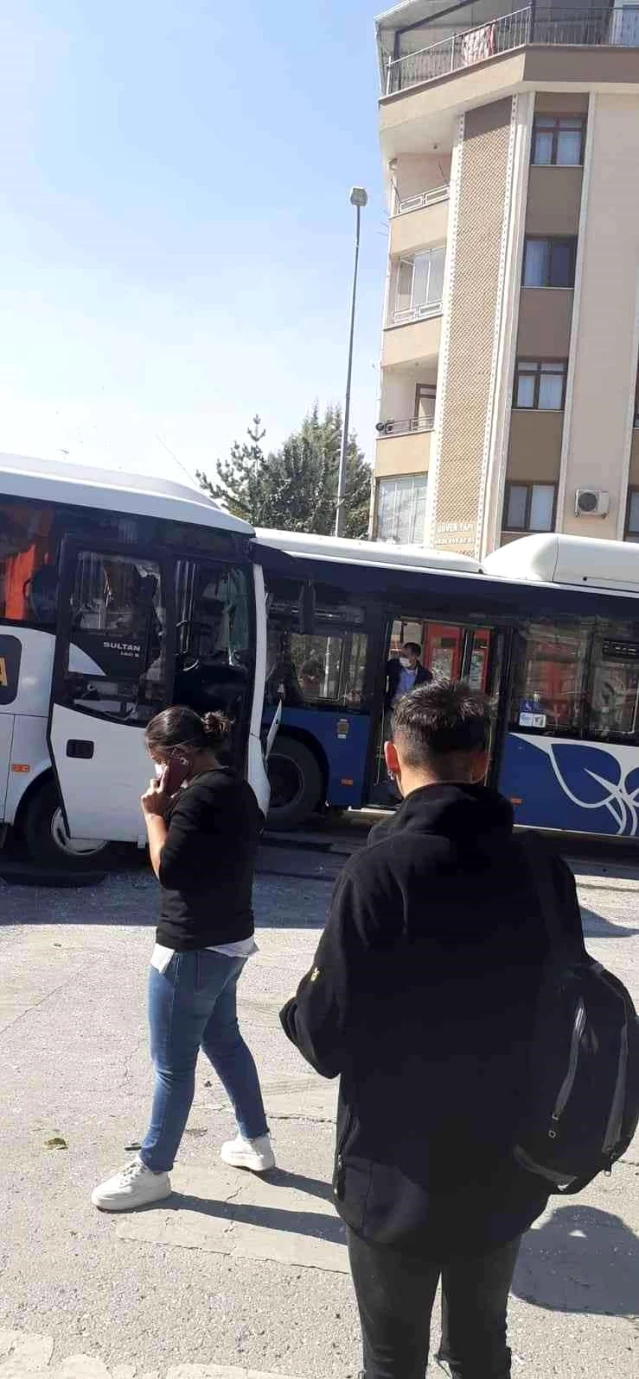 Son dakika haber: Belediye otobüsü ile servis minibüsünün karıştığı zincirleme kaza: 8 yaralı