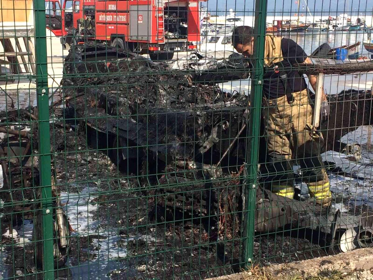 Bursa\'da yat limanında yanan bottan çıkan kara dumanlar gökyüzünü kapladı