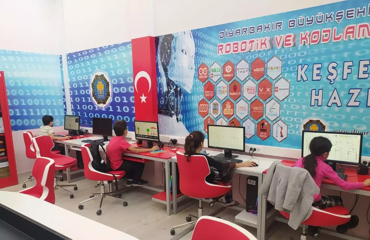 Diyarbakır\'daki Bilgievi öğrencileri robotik kodlama öğreniyor