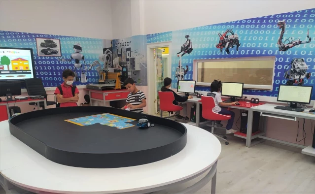 Diyarbakır'daki Bilgievi öğrencileri robotik kodlama öğreniyor
