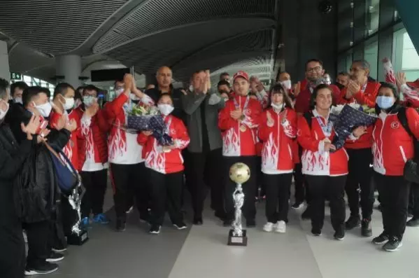 Down sendromlu şampiyon sporcular çiçeklerle karşılandı