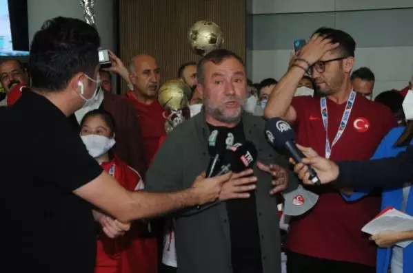Down sendromlu şampiyon sporcular çiçeklerle karşılandı