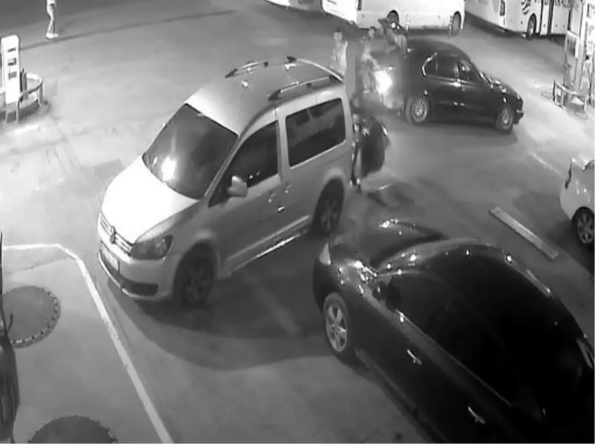 Eli ayağına dolanan kadın sürücü birkaç metre gidemeden araca tosladı