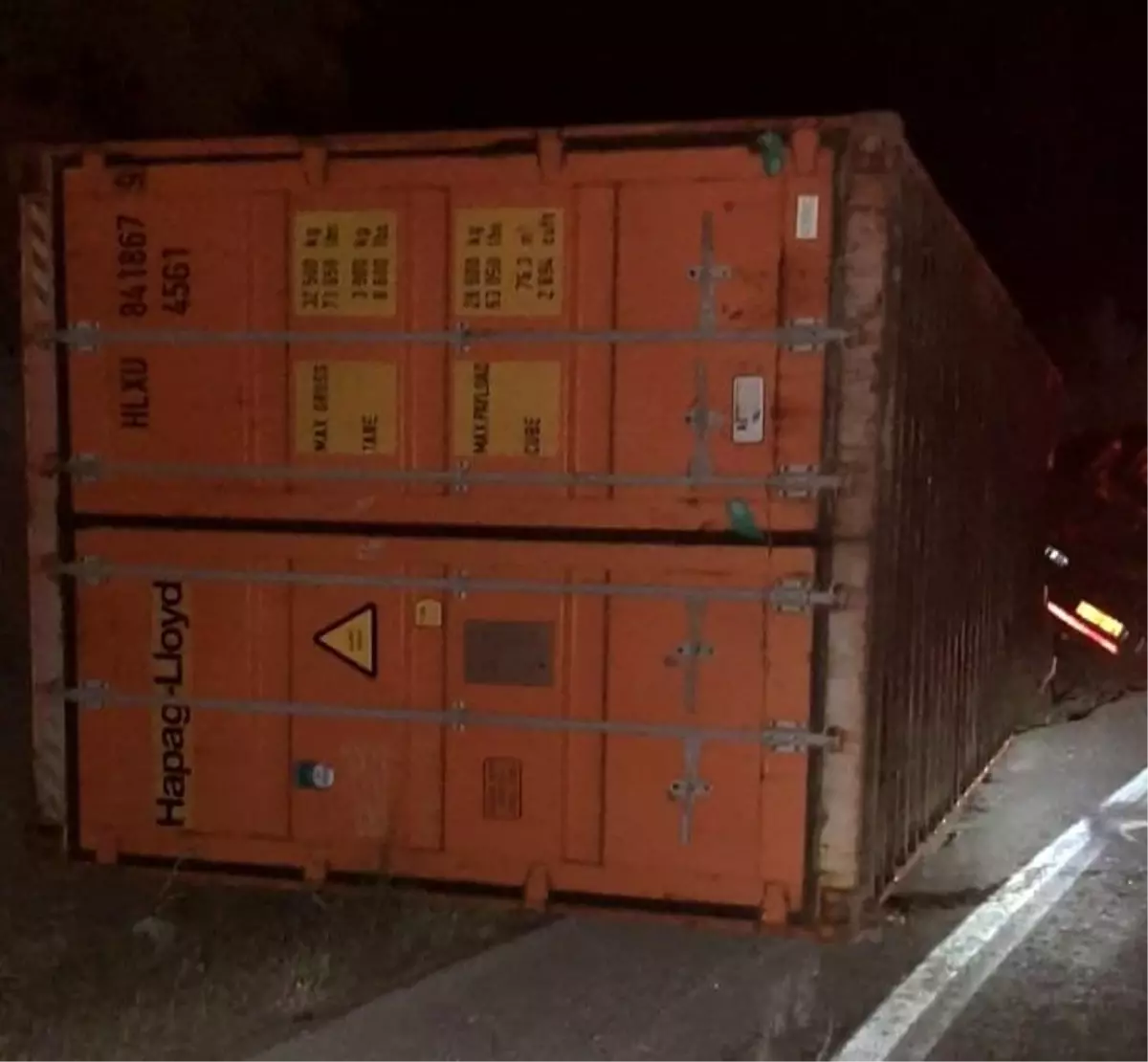 Son dakika... Gediz\'de sebze yüklü tır devrildi: 1 ölü 1 yaralı