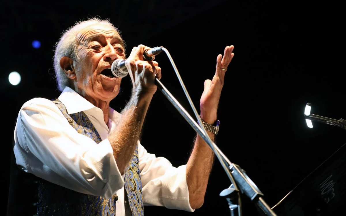 Özgün müziğin güçlü sesi Edip Akbayram Menteşe\'de sevenleriyle buluştu
