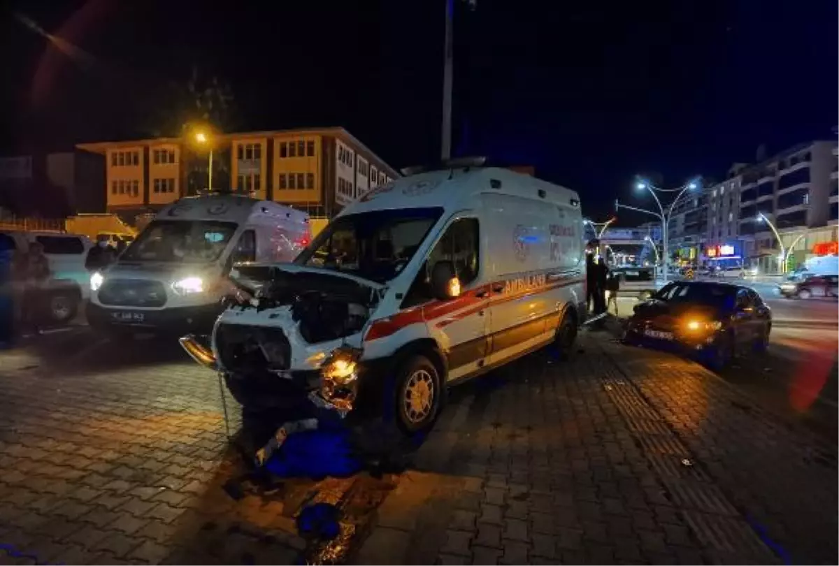 HASTA TAŞIYAN AMBULANSLA KIRMIZI IŞIKTA GEÇERKEN OTOMOBİLLE ÇARPIŞTI: 6 YARALI