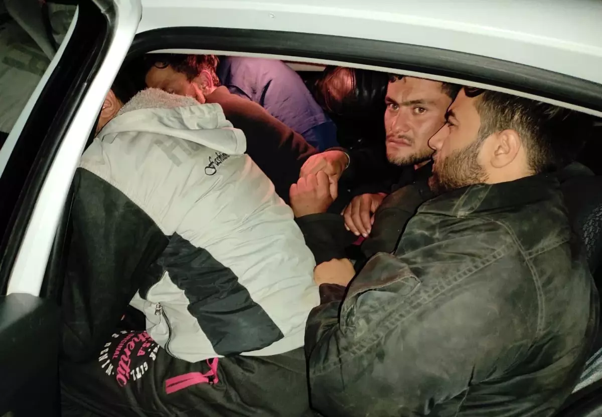 2 otomobilde 29 düzensiz göçmen yakalandı
