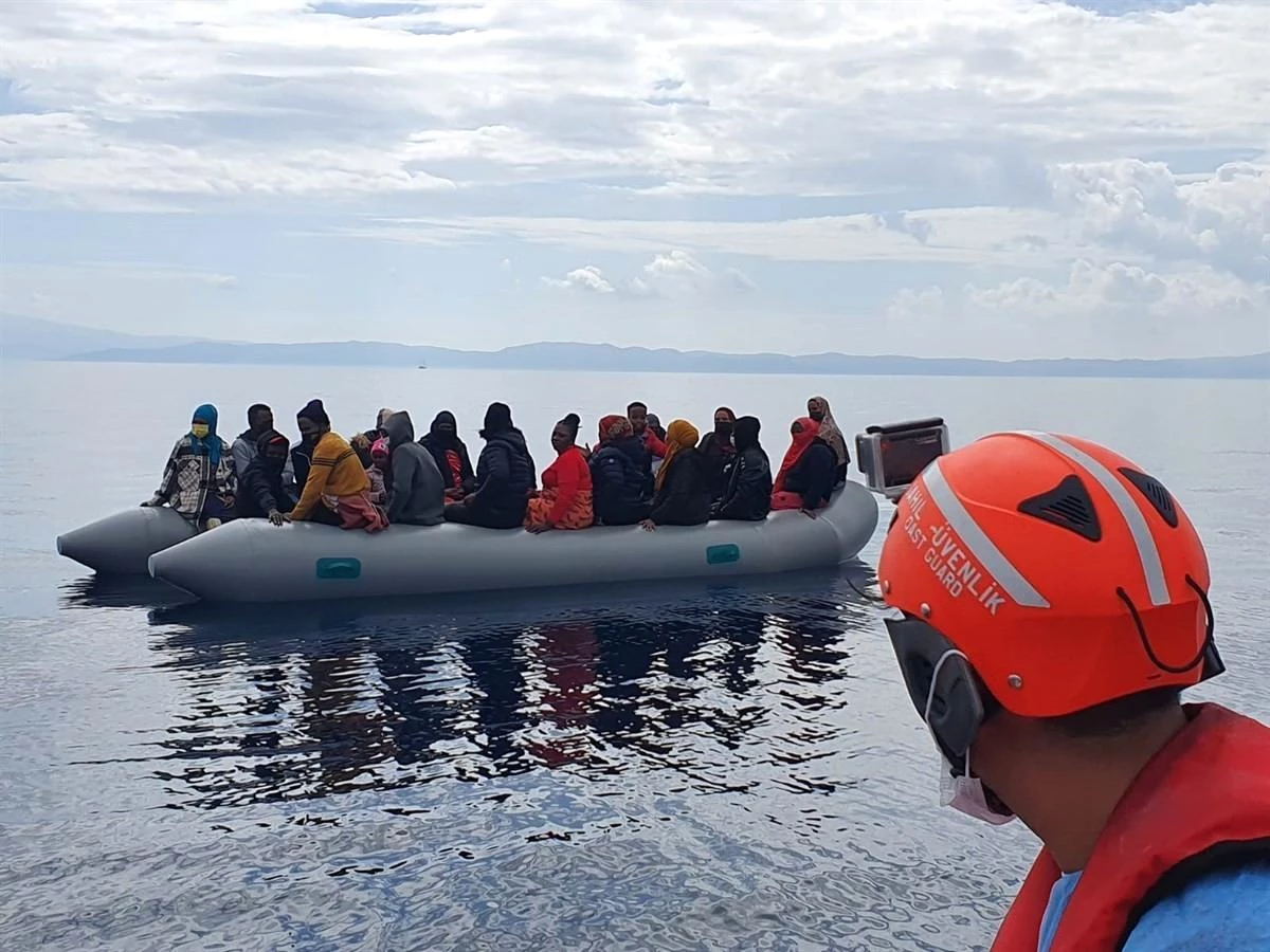 İzmir açıklarında 183 düzensiz göçmen kurtarıldı