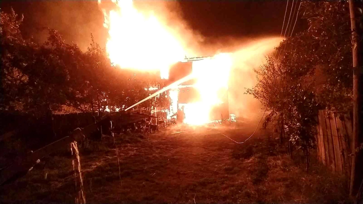 Kastamonu\'da iki katlı ahşap ev alev alev yandı: 1 yaralı