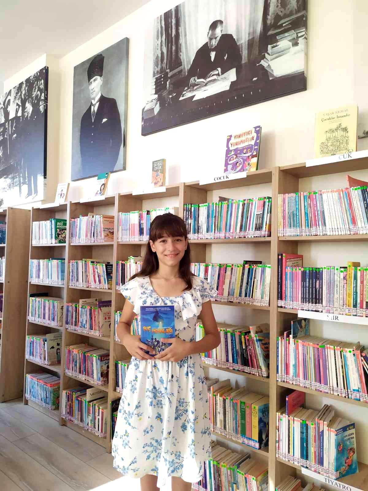 Kitap kurdu minik Elif kütüphanede gönüllü çalışıyor