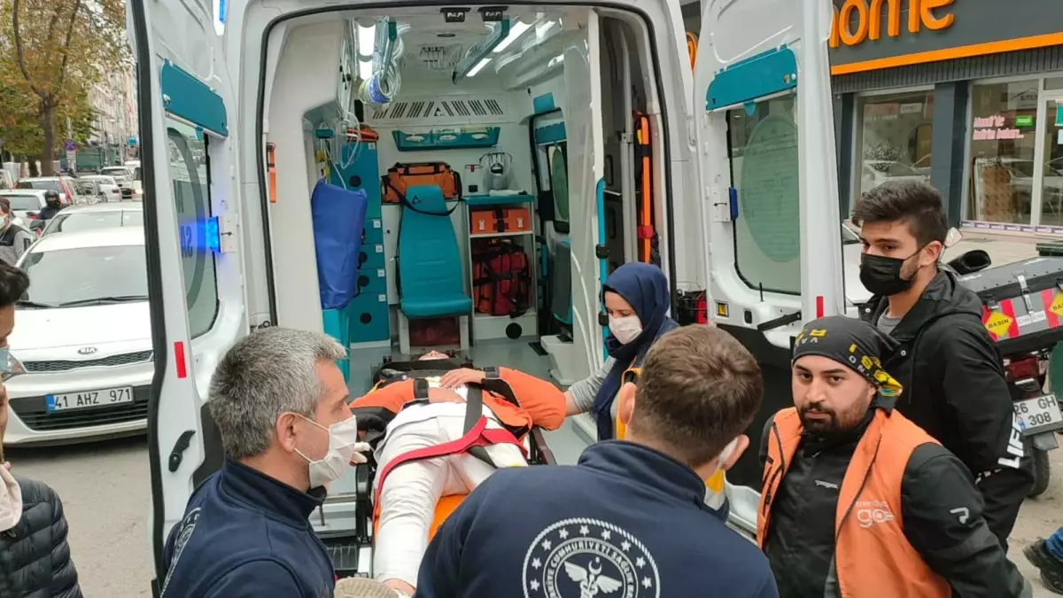 Kocaeli\'de otomobille çarpışan motosiklet sürücüsü yaralandı