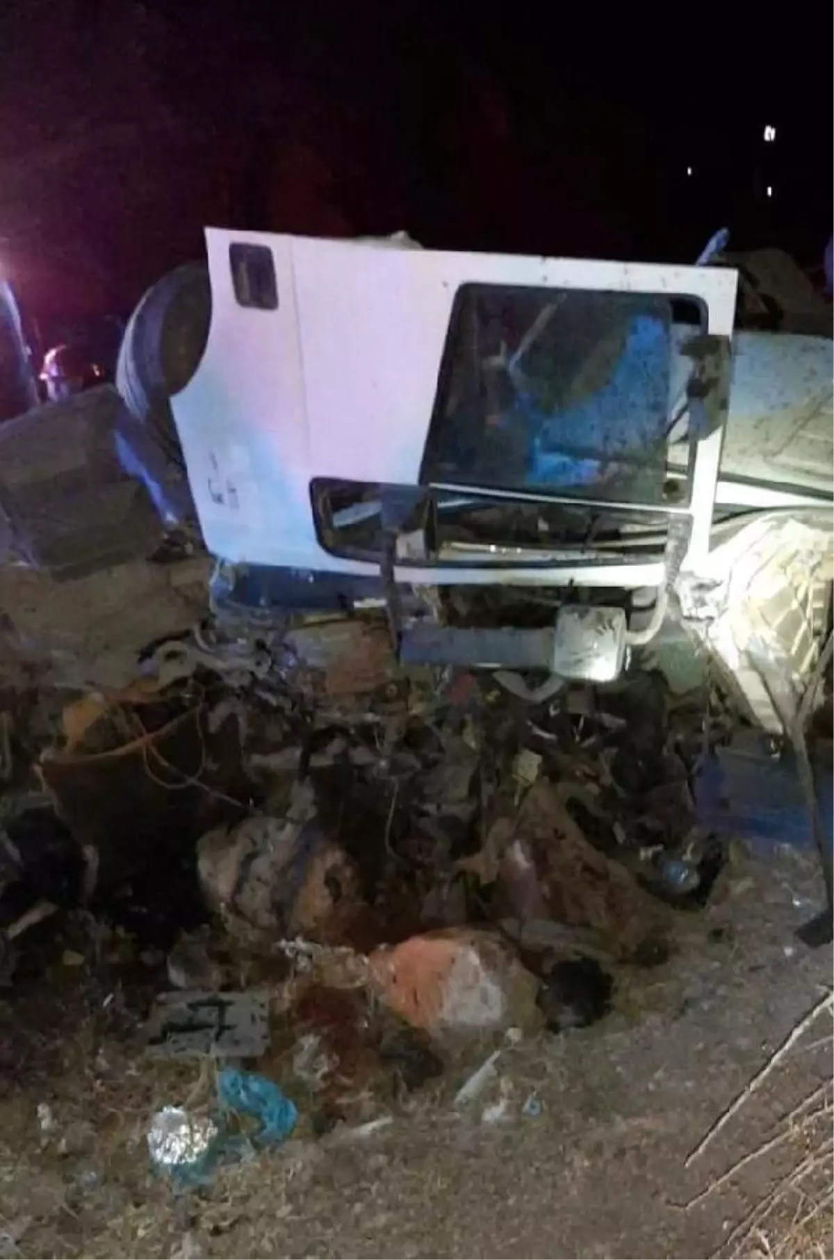 Kütahya\'da TIR, şarampole devrildi: 1 ölü, 1 yaralı