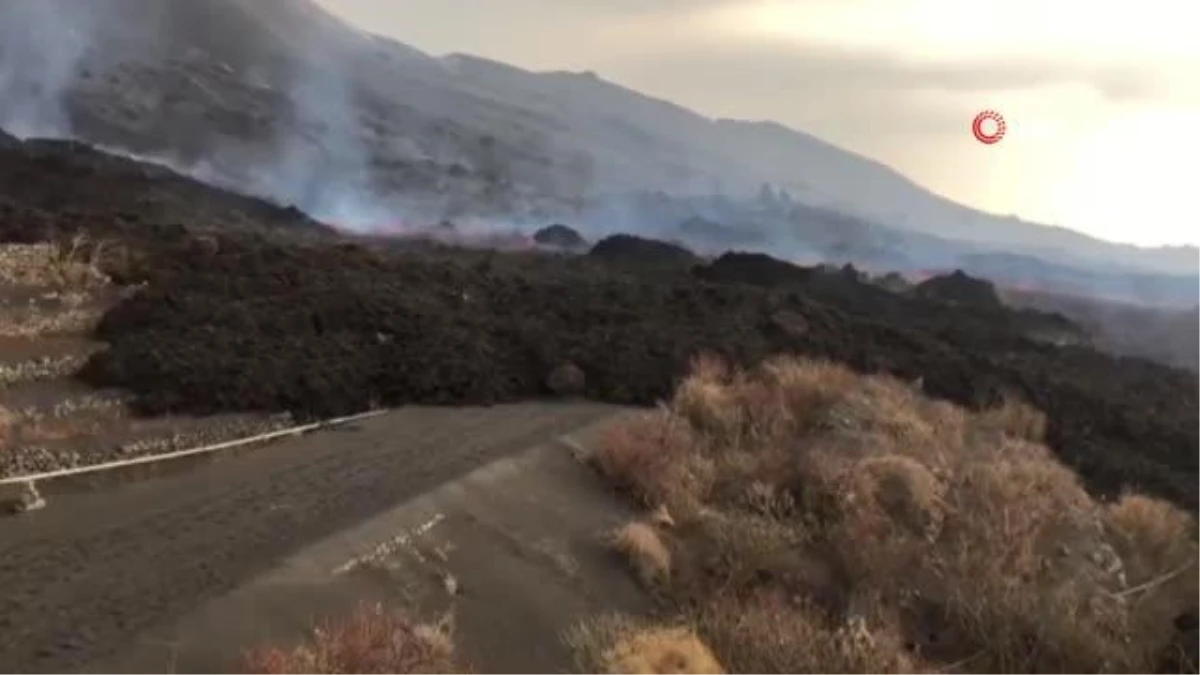 La Palma\'da yanardağdan akan lav çimento fabrikasını yaktı