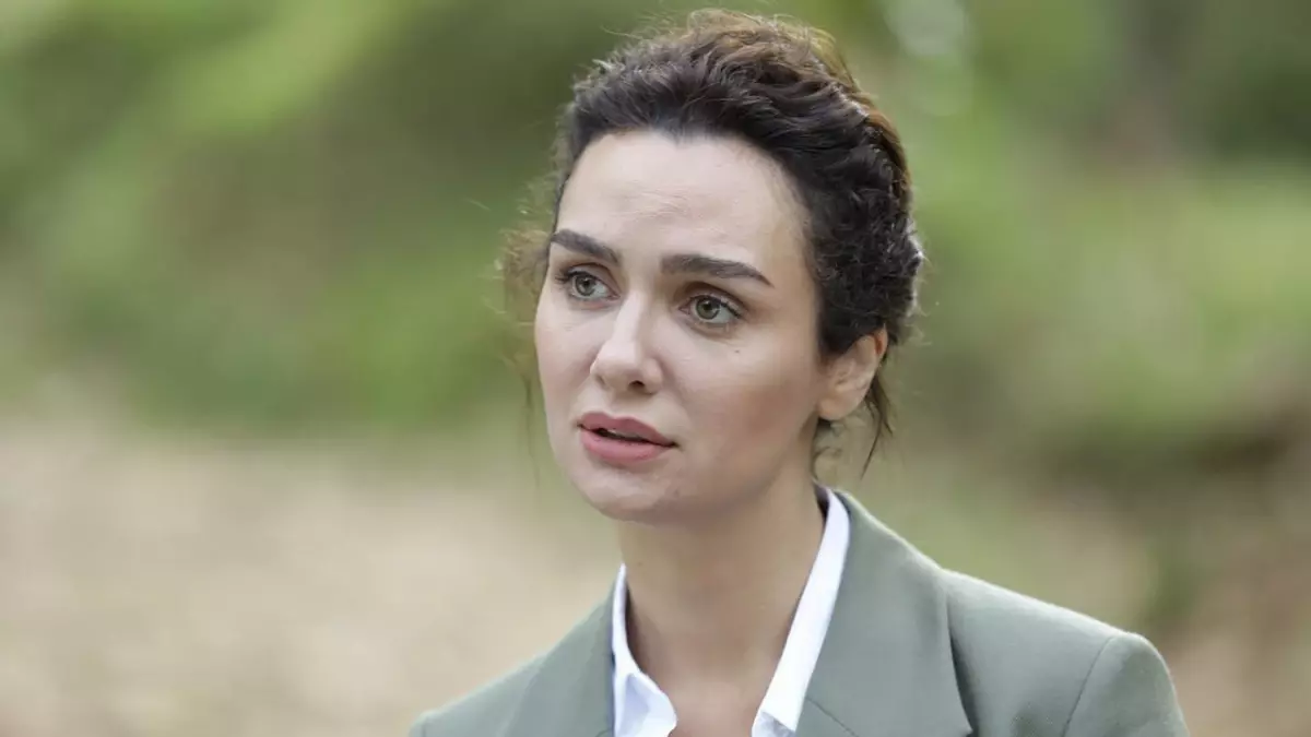 Birce Akalay, hastaneye kaldırıldı! Taş düşüren oyuncu, operasyon geçirdi