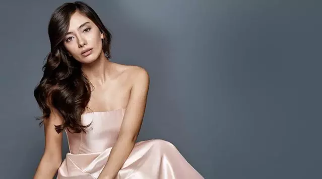 Neslihan Atagül'den cesur pozlar! Derin bacak yırtmaçlı elbisesiyle hayran bıraktı