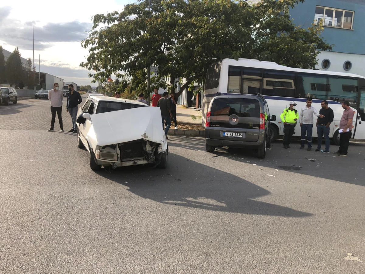Manisa\'da hafifi ticari araçla otomobilin çarpıştığı kazada 2 kişi yaralandı