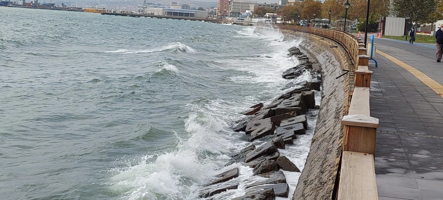Marmara\'da poyraz etkili oluyor: Çok sayıda gemi Tekirdağ kıyılarına demir attı