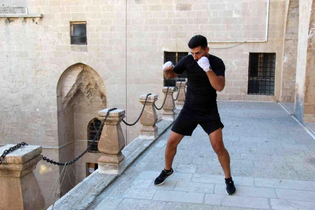 Milli kick boksçu gençlere örnek olmak için Mardin'e geldi