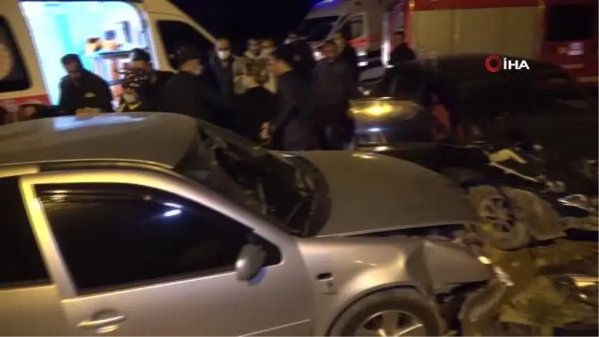 Otomobiller kafa kafaya çarpıştı: Muhtar ve eşi yaralandı