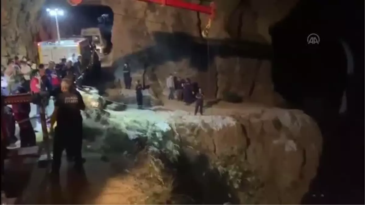 Son dakika haberleri! Özçekim yaparken uçurumdan düşen 2 kişiden 1\'i öldü