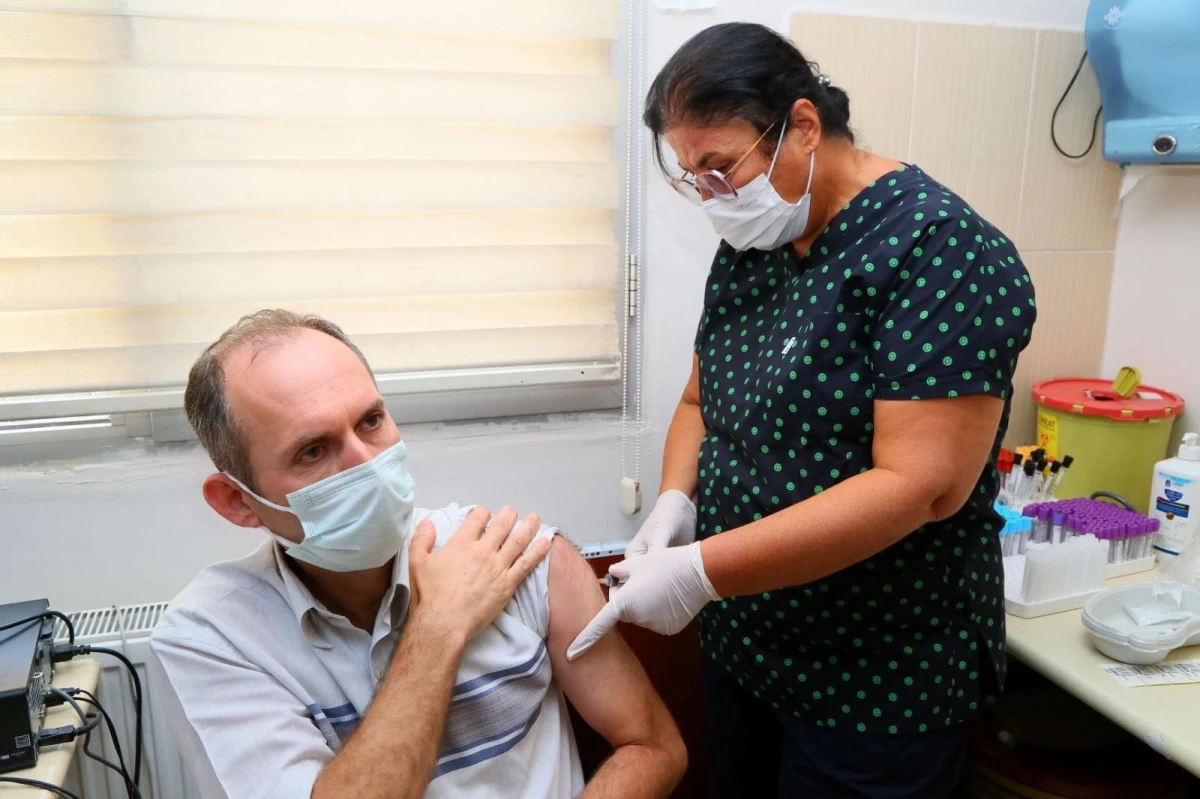 Yerli aşı "TURKOVAC" İzmir\'de gönüllü vatandaşlara ilk kez uygulandı