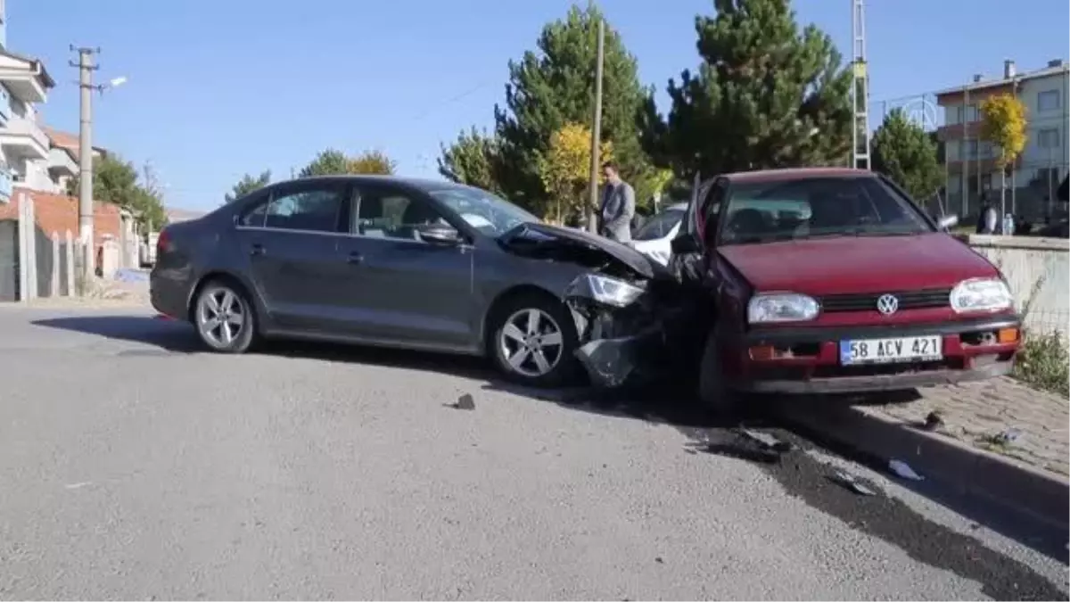 Son dakika haber... 2 otomobilin çarpıştığı kazada 4 kişi yaralandı