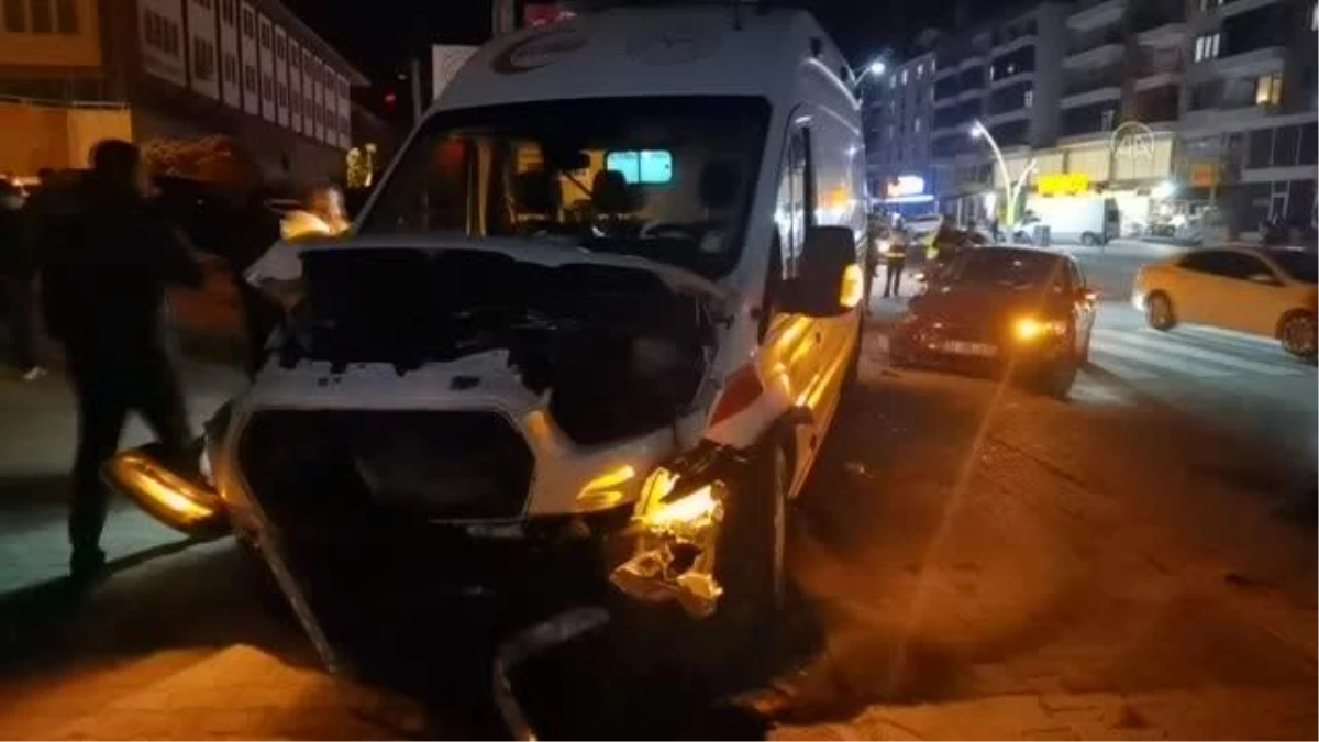 Ambulans ile otomobil çarpıştı, 6 kişi yaralandı