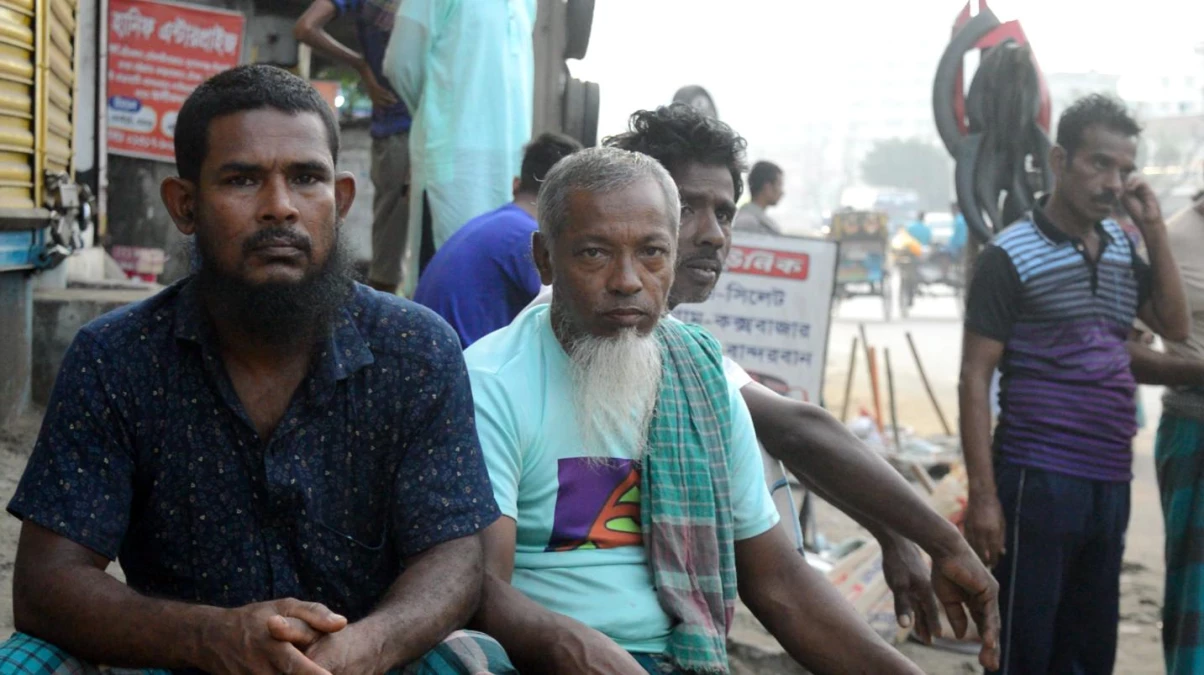Bangladeş\'te işçi pazarlarında umutlu bekleyiş
