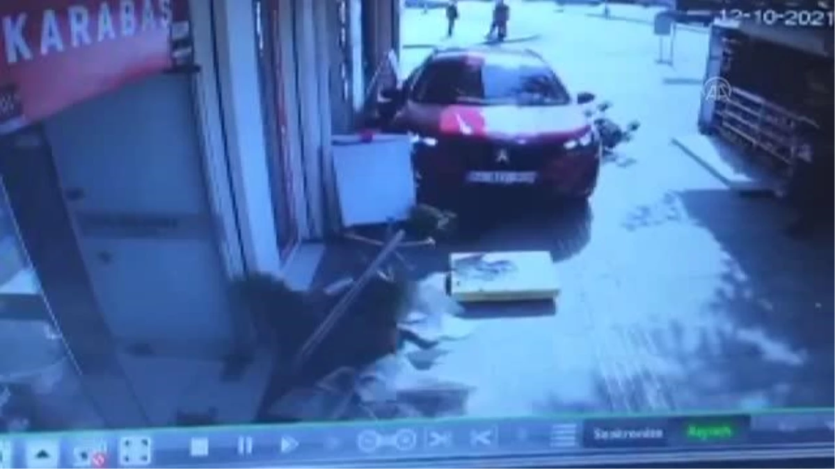 Bebek arabasıyla kaldırımda yürüyen kadına otomobilin çarpması güvenlik kamerasında
